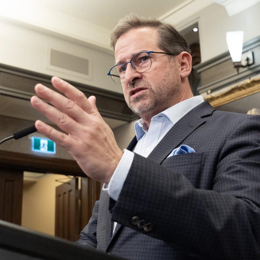 Cutting energy to U.S. in response to Trump tariffs is 'absurd,' says Bloc leader